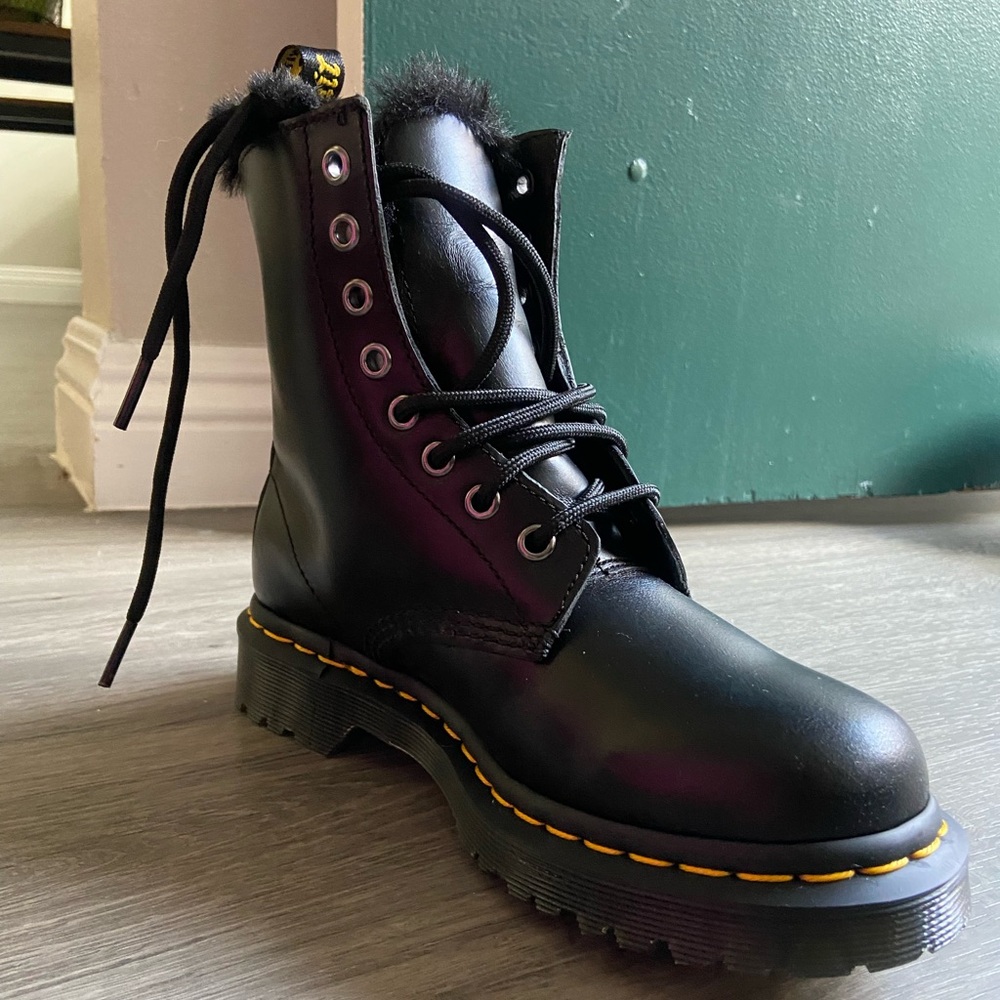 1460 WOMEN'S FAUX FUR LINED LACE UP BOOTS - Serena Doc Martens - size 5